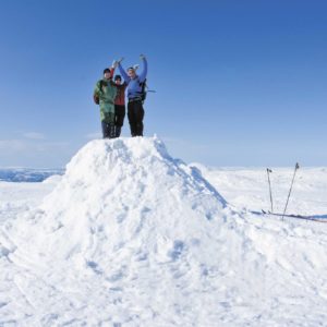 Tre fornøyde personer på Vestre Brandsfjell vinter