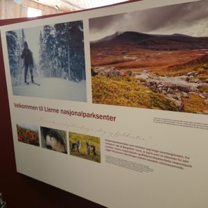 Bilde fra utstillingen med skilt "Velkommen til Lierne nasjonalparksenter"