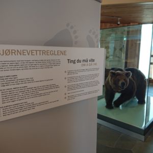Bilde fra utstillingen med skilt om bjørnevettreglene