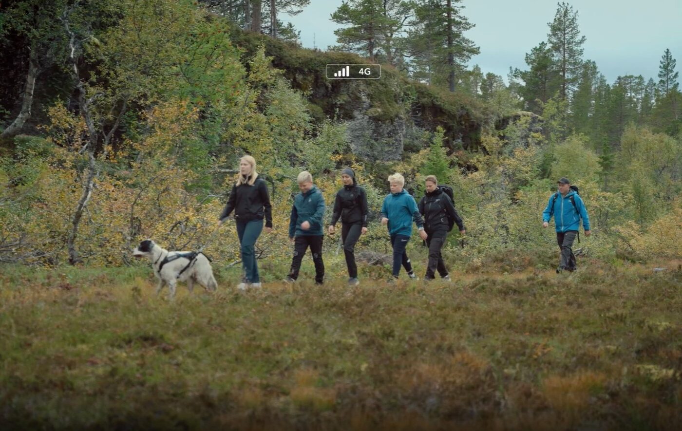 Folk på tur inn i nasjonalparken fra innfallsporten i Steinkjer.