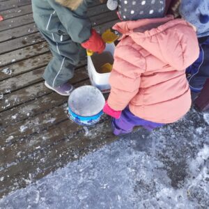 Barnehagebarn lærer om vann i ulike former
